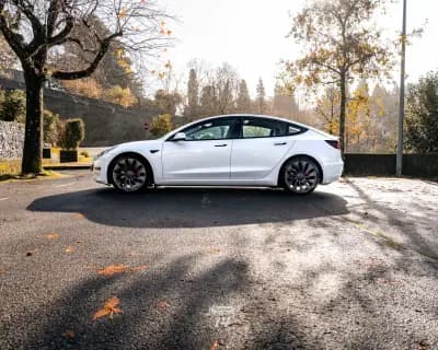Vendo Tesla Model 3 2022 - 32990 EUR, 121900 km - AUTO.MOTO.pt