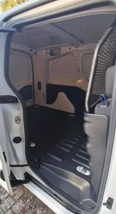 Vendo Peugeot Partner 2018 - 9450 EUR, 204000 km - AUTO.MOTO.pt