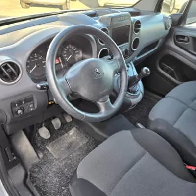 Vendo Peugeot PARTENER 2017 - 9750 EUR, 215000 km - AUTO.MOTO.pt