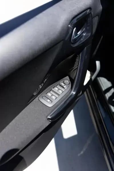 Sell Peugeot 208 2015 - 10990 EUR, 152900 km - AUTO.MOTO.pt