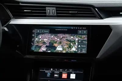 Vendo Audi Q8 e-Tron Sportback 2023 - 49950 EUR, 55000 km - AUTO.MOTO.pt