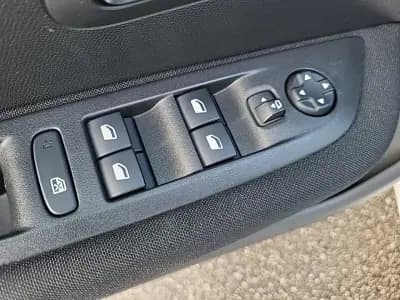 Sell Peugeot e-208 2021 - 17700 EUR, 22007 km - AUTO.MOTO.pt