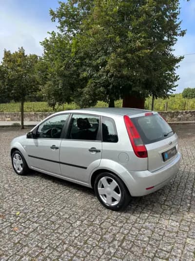Vendo Ford Fiesta 2005 - 4990 EUR, 204000 km - AUTO.MOTO.pt