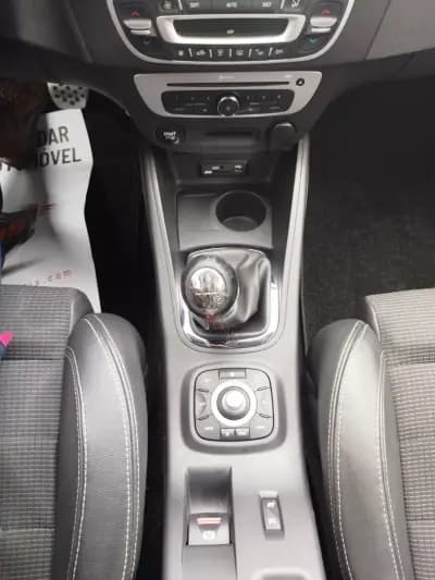 Vendo Renault Mégane Sport Tourer 2015 - 11750 EUR, 143765 km - AUTO.MOTO.pt