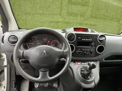 Sell Peugeot Partner 1.6 BlueHdi 3 Lug 2018 - 9800 EUR, 200000 km - AUTO.MOTO.pt