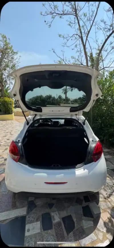 Vendo Peugeot 208 2013 - 14990 EUR, 103386 km - AUTO.MOTO.pt