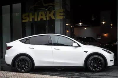 Sell Tesla Model Y 2023 - 37990 EUR, 39034 km - AUTO.MOTO.pt