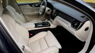 Sell Volvo V60 2020 - 26500 EUR, 129000 km - AUTO.MOTO.pt