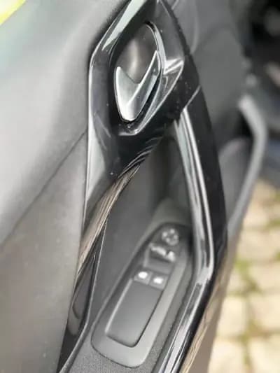 Vendo Peugeot 208 2017 - 9980 EUR, 129000 km - AUTO.MOTO.pt