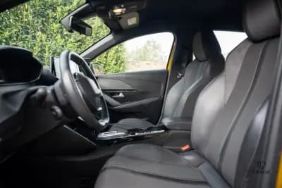 Vendo Peugeot e-208 2023 - 17900 EUR, 25000 km - AUTO.MOTO.pt