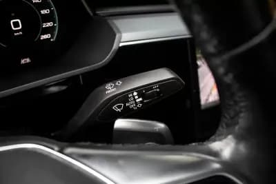 Vendo Audi Q8 e-Tron Sportback 2023 - 52900 EUR, 34353 km - AUTO.MOTO.pt