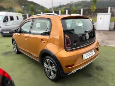 Vendo Volkswagen Cross Up! 2018 - 13990 EUR, 101322 km - AUTO.MOTO.pt
