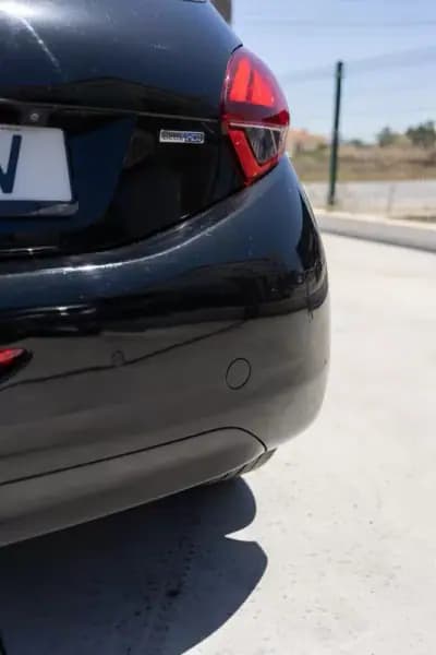 Sell Peugeot 208 2015 - 10990 EUR, 152900 km - AUTO.MOTO.pt