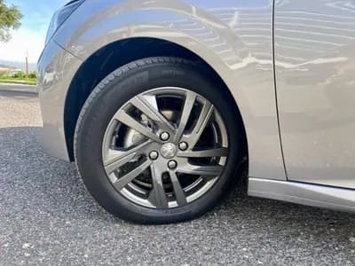 Vendo Peugeot 208 2021 - 17480 EUR, 43270 km - AUTO.MOTO.pt