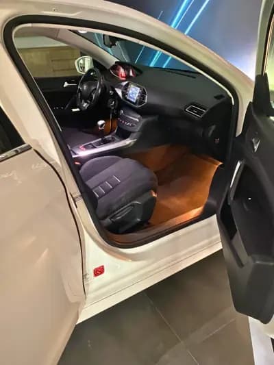 Sell Peugeot 308 2014 - 8990 EUR, 180724 km - AUTO.MOTO.pt