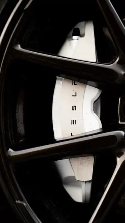 Vendo Tesla Model 3 2020 - 25990 EUR, 111680 km - AUTO.MOTO.pt