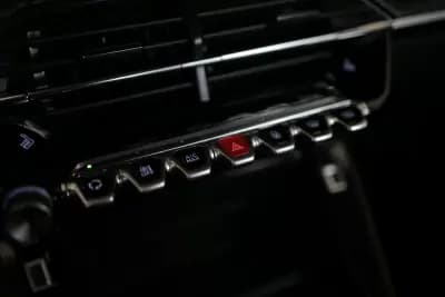 Vendo Peugeot e-208 2021 - 14350 EUR, 65000 km - AUTO.MOTO.pt