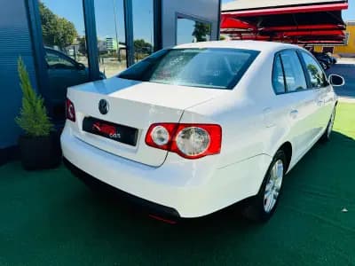 Vendo Volkswagen Jetta 2010 - 8000 EUR, 170000 km - AUTO.MOTO.pt