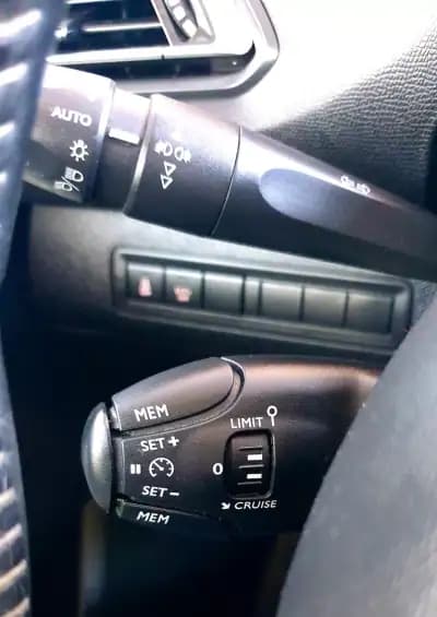 Vendo Peugeot 308 2016 - 10990 EUR, 162027 km - AUTO.MOTO.pt