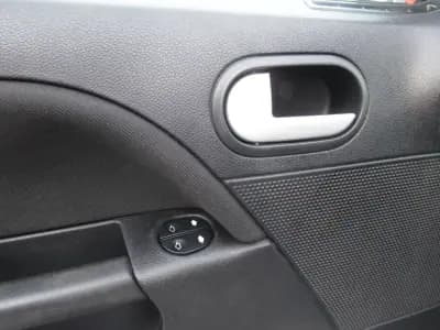 Vendo Ford Fiesta 2005 - 4990 EUR, 204000 km - AUTO.MOTO.pt