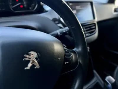 Vendo Peugeot 208 2017 - 9950 EUR, 147000 km - AUTO.MOTO.pt