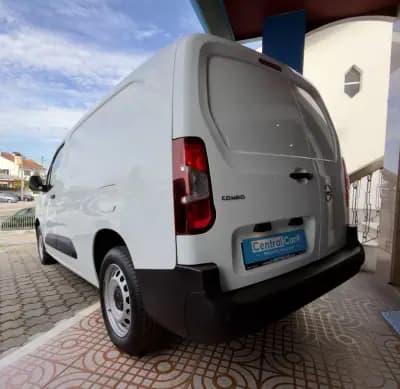Vendo Opel Combo 2023 - 17950 EUR, 66000 km - AUTO.MOTO.pt