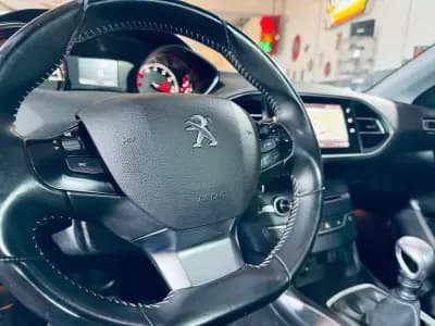 Vendo Peugeot 308 2018 - 11990 EUR, 102610 km - AUTO.MOTO.pt