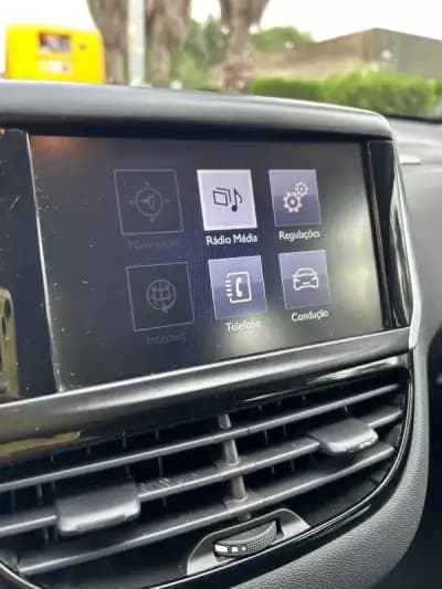 Vendo Peugeot 208 2017 - 9980 EUR, 129000 km - AUTO.MOTO.pt