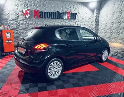 Vendo Peugeot 208 2017 - 8990 EUR, 100342 km - AUTO.MOTO.pt