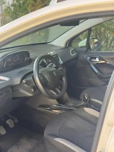 Sell Peugeot 2008 2016 - 10900 EUR, 136445 km - AUTO.MOTO.pt