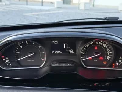 Vendo Peugeot 208 2016 - 7500 EUR, 121000 km - AUTO.MOTO.pt
