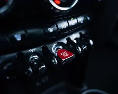 Vendo MINI Cooper 2015 - 19990 EUR, 135300 km - AUTO.MOTO.pt