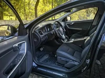 Vendo Volvo V60 2014 - 11750 EUR, 270000 km - AUTO.MOTO.pt