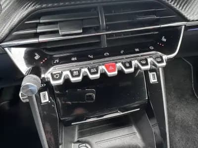 Vendo Peugeot 2008 2021 - 17900 EUR, 95000 km - AUTO.MOTO.pt