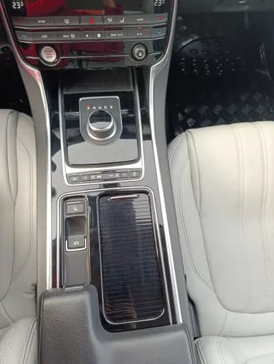 Sell Jaguar XF 2017 - 19900 EUR, 173000 km - AUTO.MOTO.pt