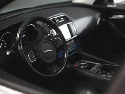 Sell Jaguar F-Pace 2017 - 23990 EUR, 91000 km - AUTO.MOTO.pt