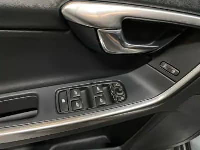 Vendo Volvo V60 2016 - 13950 EUR, 322000 km - AUTO.MOTO.pt