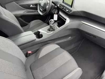 Vendo Peugeot 3008 2019 - 17900 EUR, 66750 km - AUTO.MOTO.pt