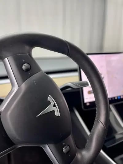 Vendo Tesla Model 3 2019 - 17999 EUR, 166200 km - AUTO.MOTO.pt