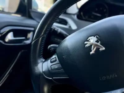 Vendo Peugeot 208 2017 - 9950 EUR, 147000 km - AUTO.MOTO.pt