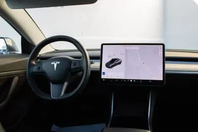 Vendo Tesla Model 3 2020 - 22999 EUR, 135693 km - AUTO.MOTO.pt