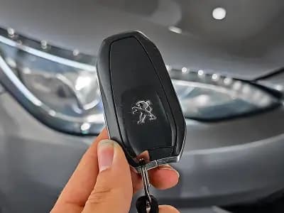 Vendo Peugeot 308 2018 - 12950 EUR, 134000 km - AUTO.MOTO.pt