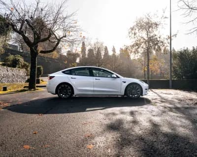 Vendo Tesla Model 3 2022 - 32990 EUR, 121900 km - AUTO.MOTO.pt