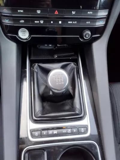 Vendo Jaguar F-Pace 2017 - 24900 EUR, 180000 km - AUTO.MOTO.pt