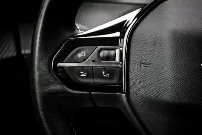 Vendo Peugeot e-2008 2021 - 20850 EUR, 59500 km - AUTO.MOTO.pt