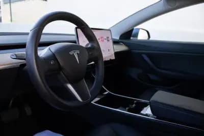 Vendo Tesla Model 3 2020 - 22999 EUR, 135693 km - AUTO.MOTO.pt