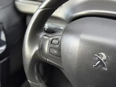 Vendo Peugeot 208 2016 - 8900 EUR, 178000 km - AUTO.MOTO.pt