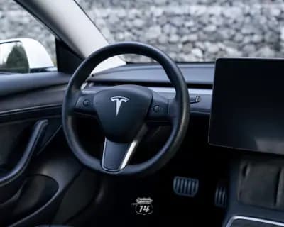 Vendo Tesla Model 3 2022 - 32990 EUR, 121900 km - AUTO.MOTO.pt