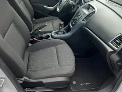 Vendo Opel Astra 2013 - 9900 EUR, 179980 km - AUTO.MOTO.pt