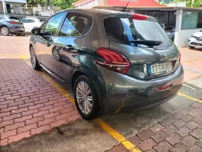 Vendo Peugeot 208 2017 - 10750 EUR, 96000 km - AUTO.MOTO.pt